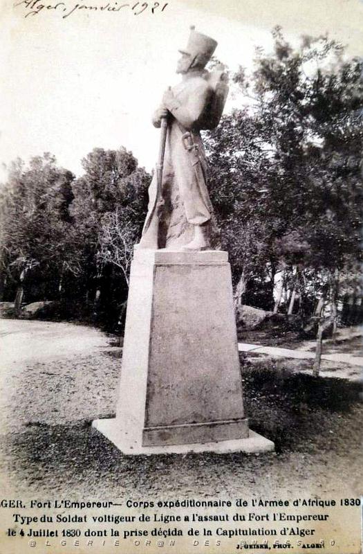 07 - Alger - Fort l'Empereur - Statue Soldat Voltigeur de 1831 .jpg